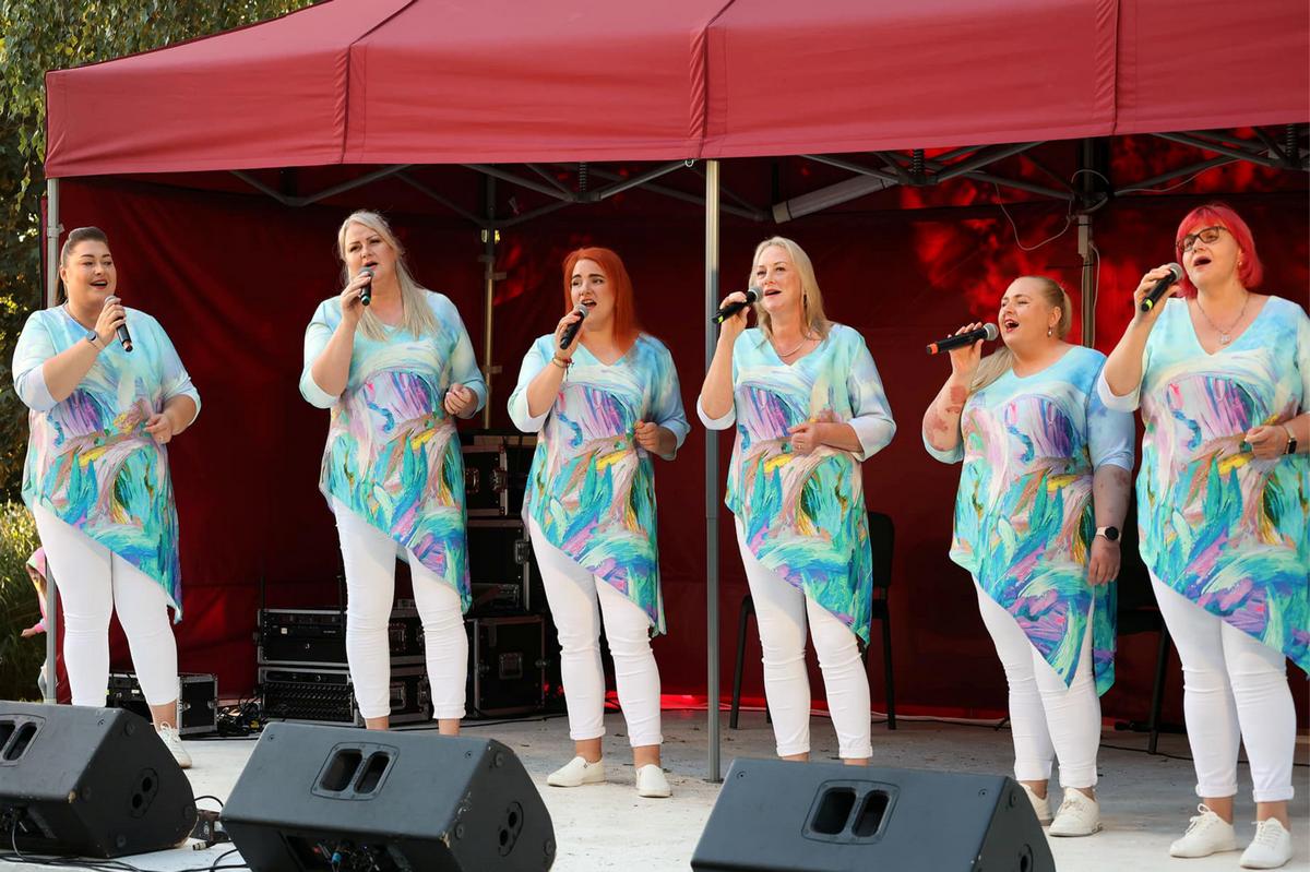 Vasaros estradoje – vasariškas rūbas... Moterys pačios sau dizainerės: tariasi, siūlo, skaičiuoja...