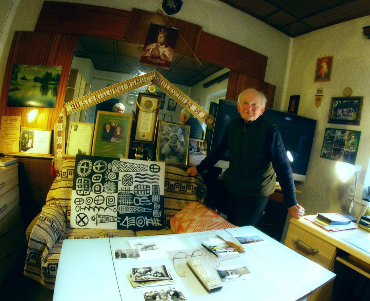 Stanislovas Šmulkštys savo darbo kambaryje. Už nugaros – ne tik šį jubiliejų primenančios dovanos. 