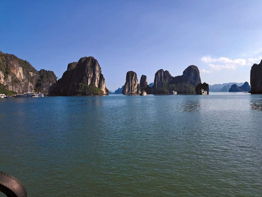 Į UNESCO Pasaulio paveldo sąrašą įtrauktas objektas – Halongo įlanka – gamtos stebuklas, esantis į rytus nuo Vietnamo sostinės Hanojaus. 
