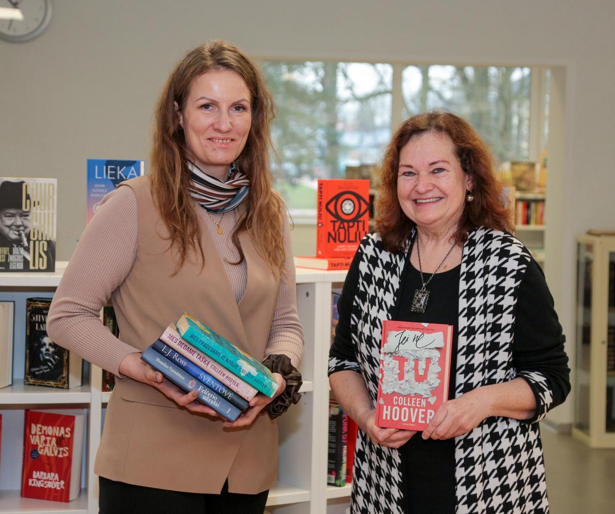 Bibliotekininkės Jūratė Pajaujienė ir Aušra Rutkauskienė gali skaitytojams pasiūlyti naujausių populiarių knygų.