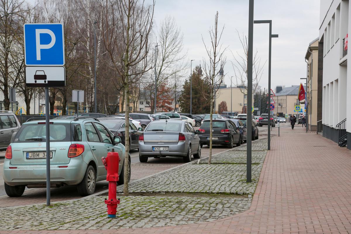 Laisvės gatvės dešinėje pusėje darbo dienomis automobilius parkuoti bus galima tik vieną valandą.
