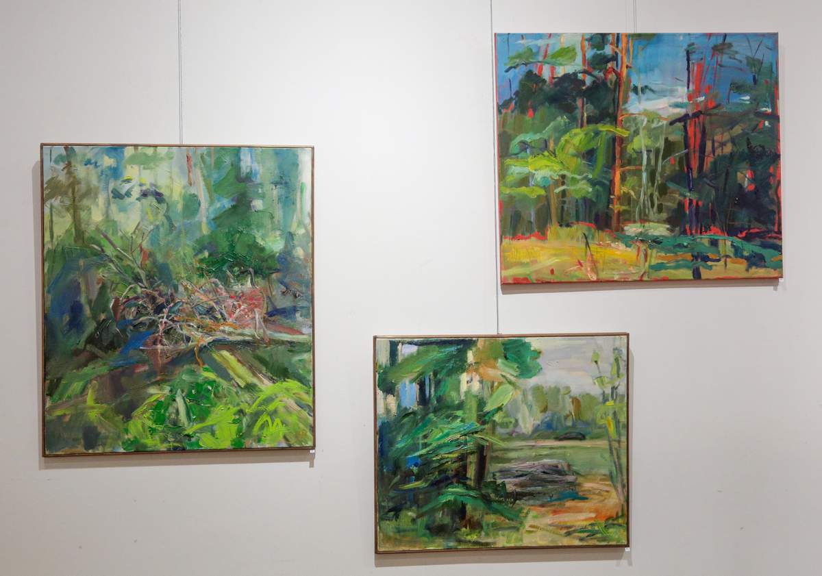 Menininkė savo darbuose įamžino miško grožį.