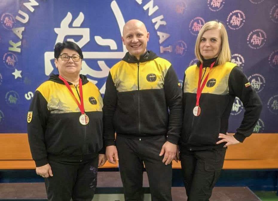 Prizininkės Halina Radvilienė ir Ramunė Stagniūnienė su klubo vadovu Vytu Karpavičiumi.