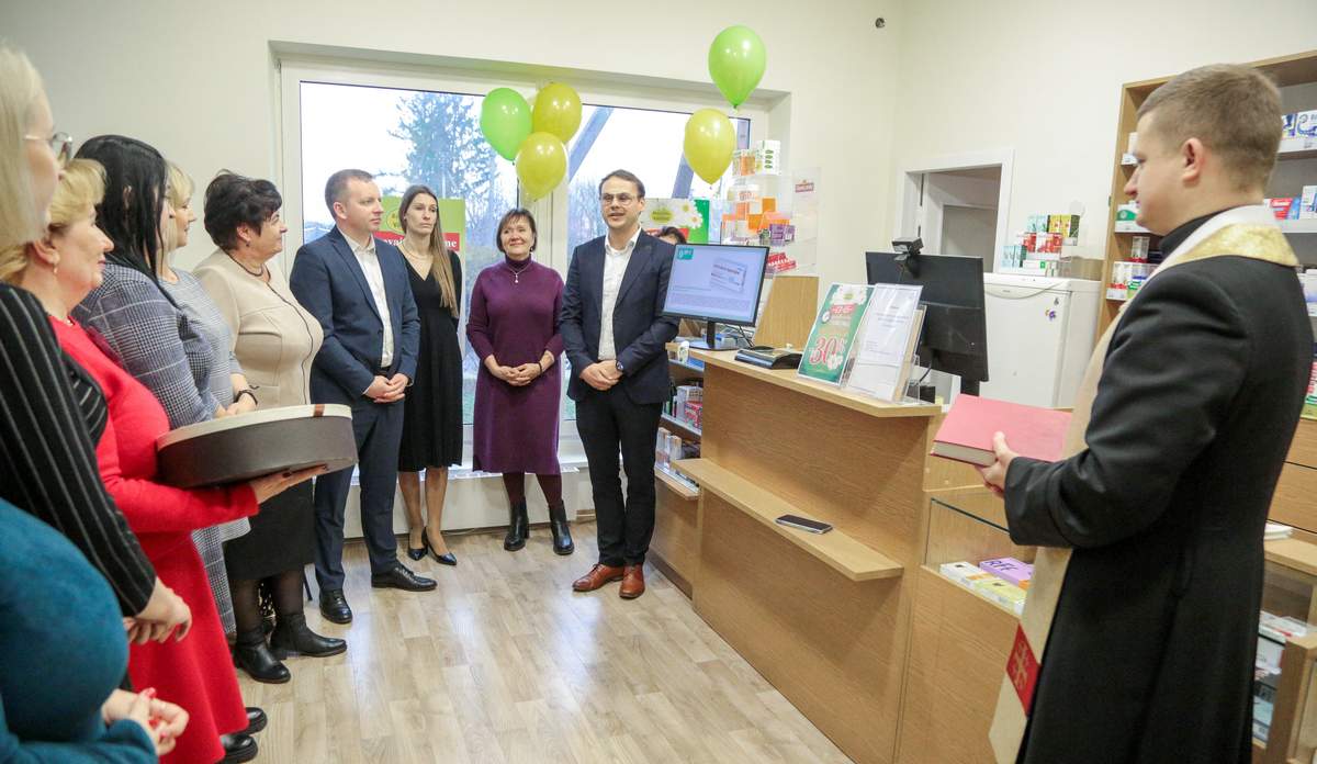 Pirmojo gimtadienio proga patalpas pašventino Sasnavos parapijos klebonas Linas Baltrušaitis. Pirmas dešinėje – bendrovės „Ramunėlės vaistinė“ direktorius Edvardas Trakumas.