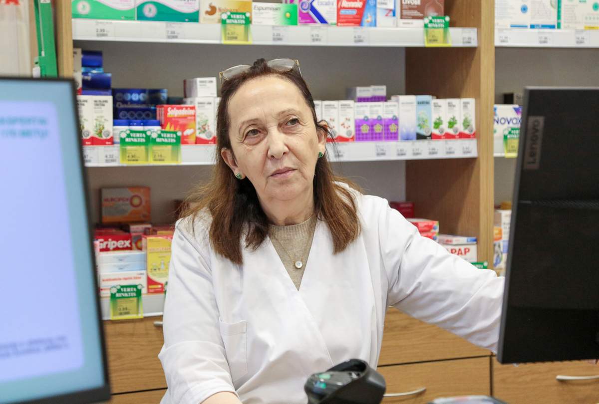 Farmacininkė Raja Breižienė stengiasi, kad gyventojai vaistinėje rastų visus vaistus, kuriuos jiems skiria gydytojas.