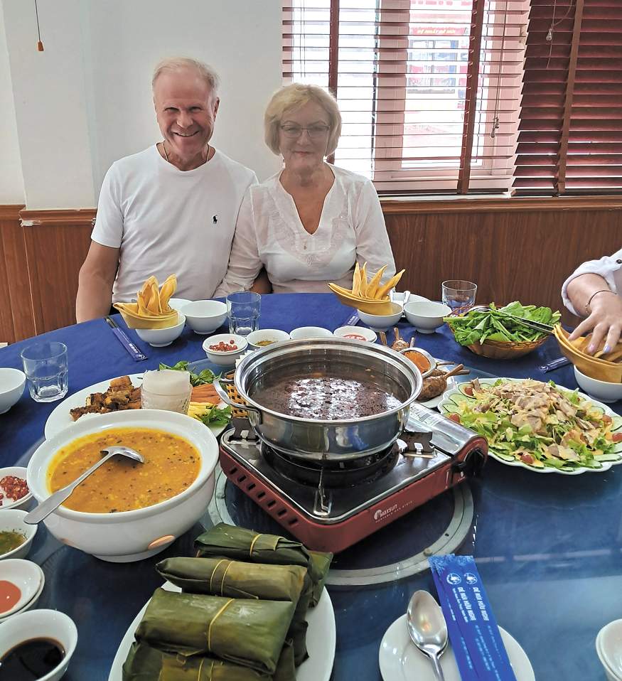 Nijolė ir Algimantas Babeckai: „Maistas Vietname geras: daug daržovių, neriebu, o vaisiai kokie! Neįmanoma viską išragauti“.