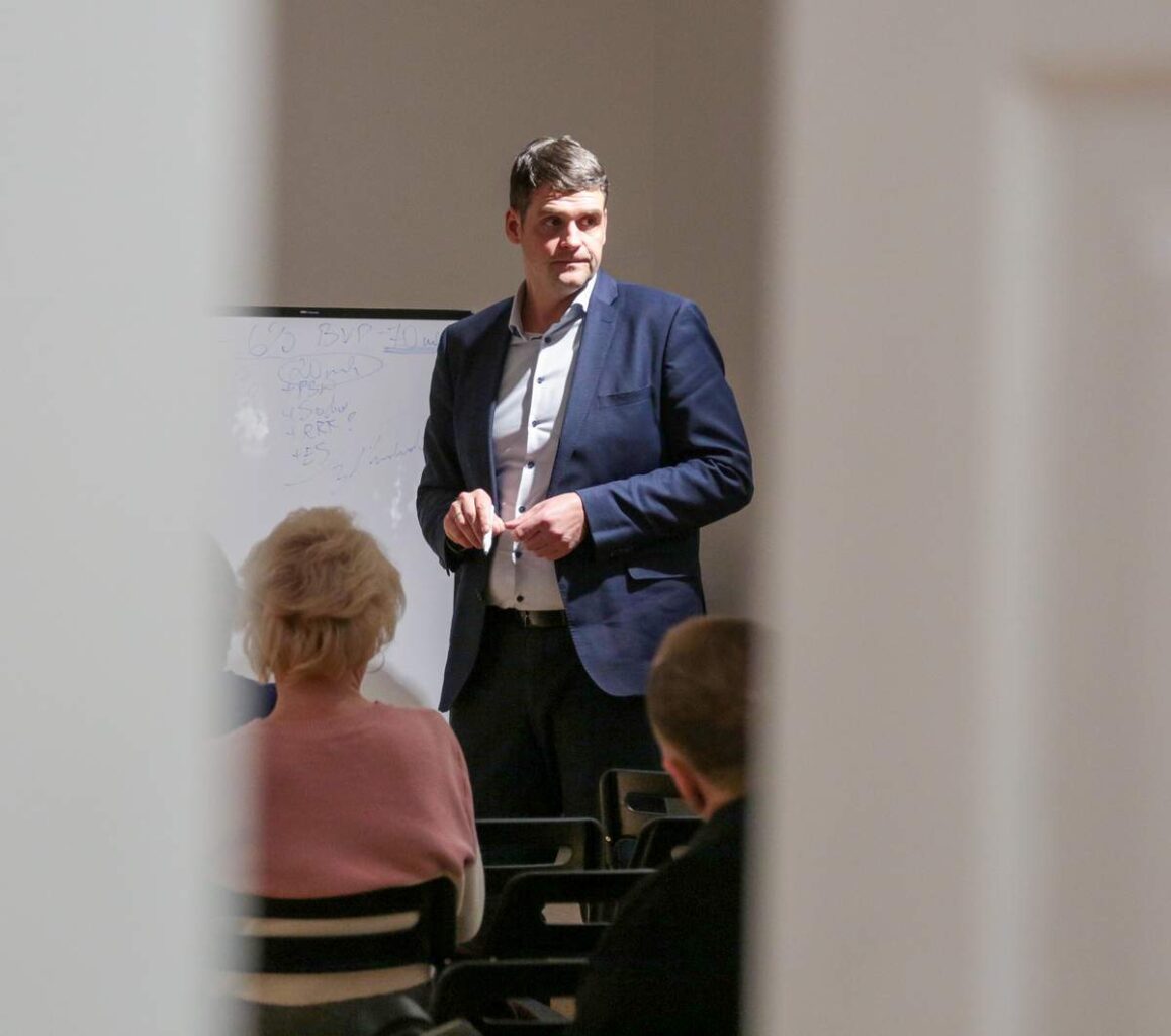 Seimo narys Remigijus Žemaitaitis pabrėžia, kad su rinkėjais svarbu bendrauti ir po rinkimų. 