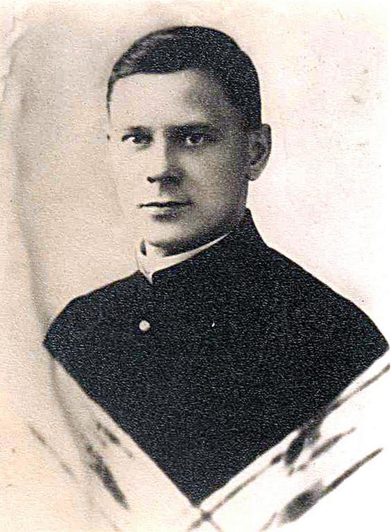 Baigęs gimnaziją jaunuolis pasirinko kunigo kelią.