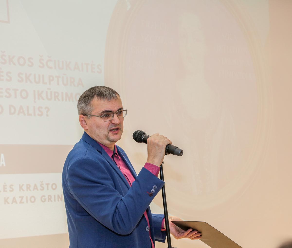 Istorikas Tomas Kukauskas pristatė Pranciškos Butlerienės nuopelnus Marijampolei.