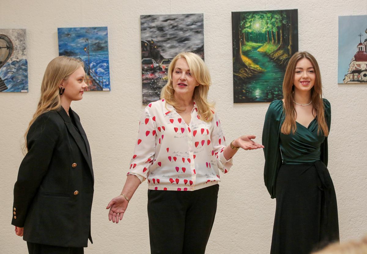 Mokytoja Asta Čebatorienė džiaugėsi brandžiais Urtės Kisieliūtės (kairėje) ir Kamilės Bekampytės kūriniais.