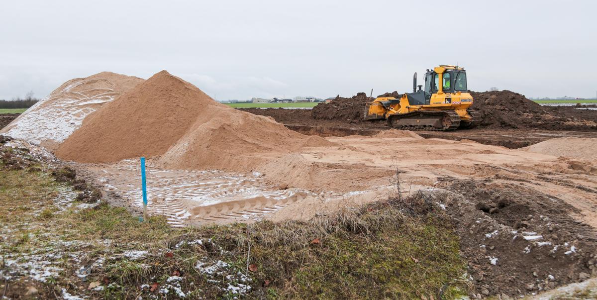 Plečiama kapinių teritorija.