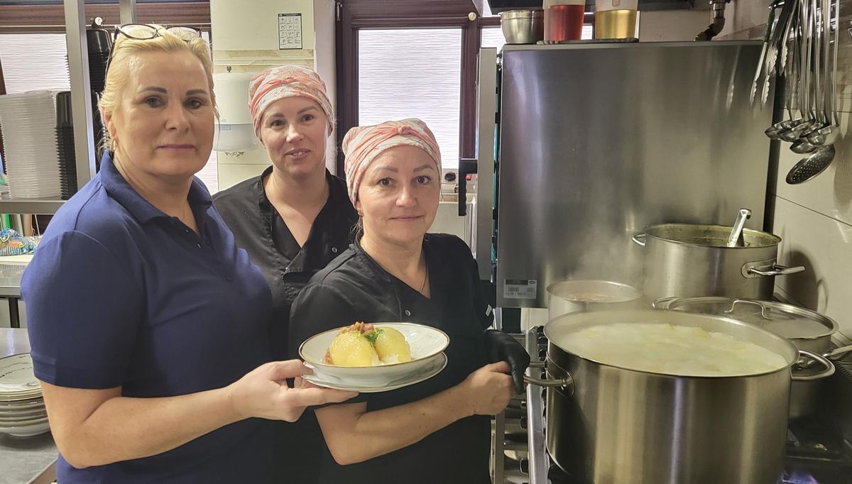 Tradiciniais lietuviškais cepelinais su mėsos įdaru ir spirgučių padažu vaišino „Imperatos“ vadovė Daiva Janušauskaitė ir virėjos Marija Vilkelienė bei Asta Gruodytė.