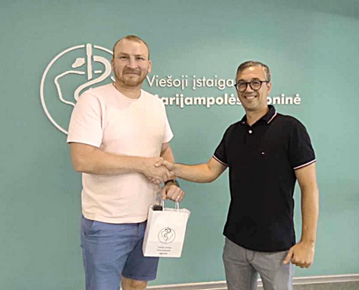 Marijampolės ligoninės direktorius Mantas Čėsna (dešinėje) džiaugiasi buvusio marijampoliečio Raimundo Dambrausko inicia­tyvomis.