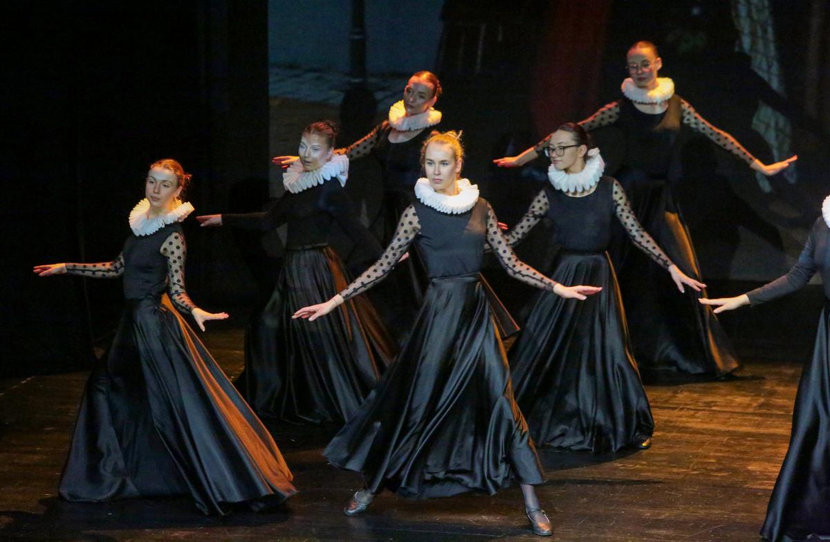 „Arabesko“ šokėjos lyg iš viduramžių – o koncertui baigiantis „peršoko“ į modernizmą.
