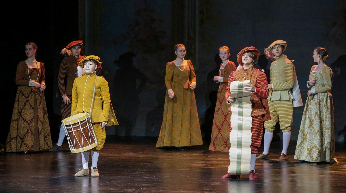 Trankiai į sceną įsiveržė Jonavos jaunimas, svarbiu raštu nešinas…    
