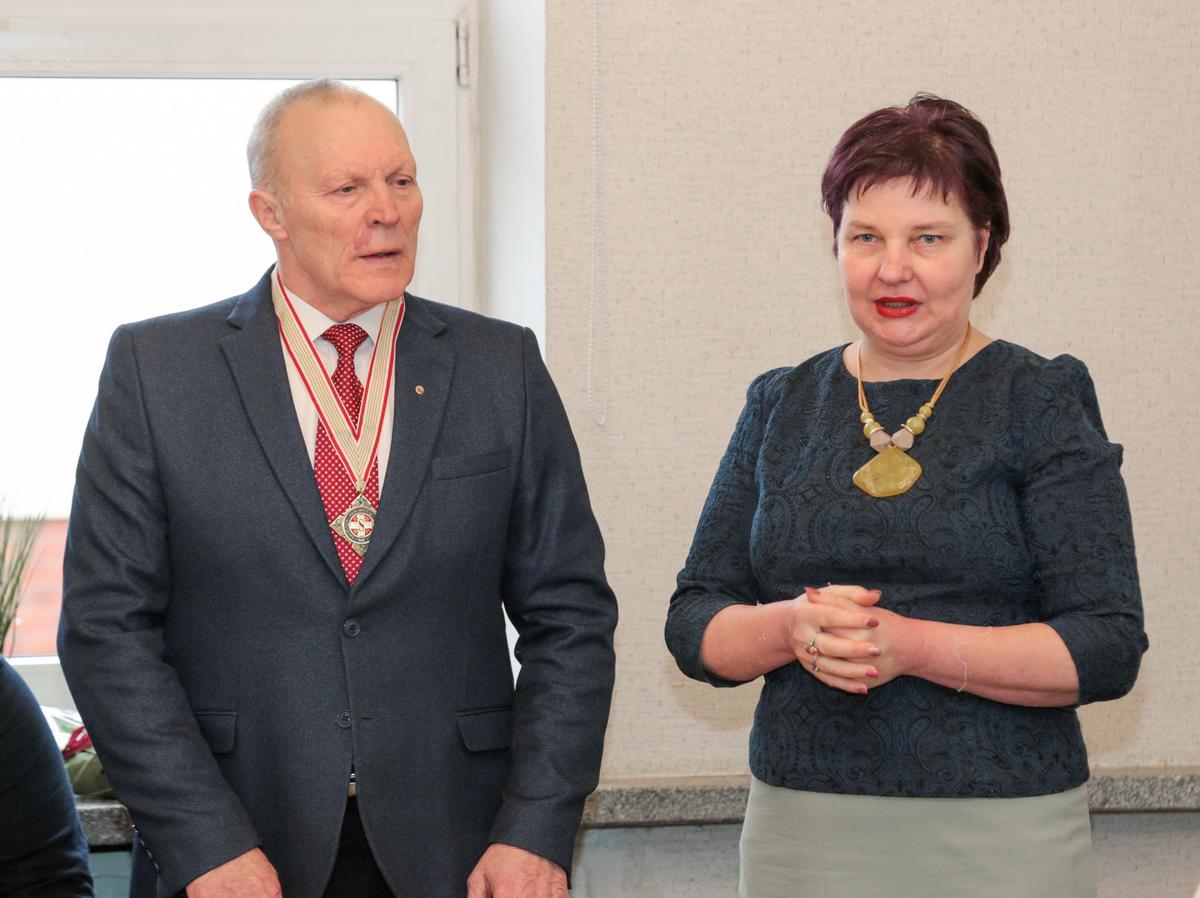 Samariečių garbės medalį Alvydui Kirkliauskui įteikė bendrijos prezidentė Sonata Patkauskaitė.