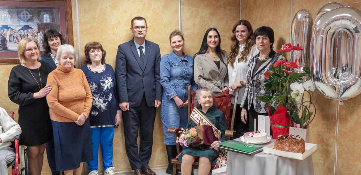Su jubiliejumi Albinukę sveikino gausus svečių ir Senelių globos namų darbuotojų bei gyventojų būrys, tik „į kadrą“ ne visi tilpo.