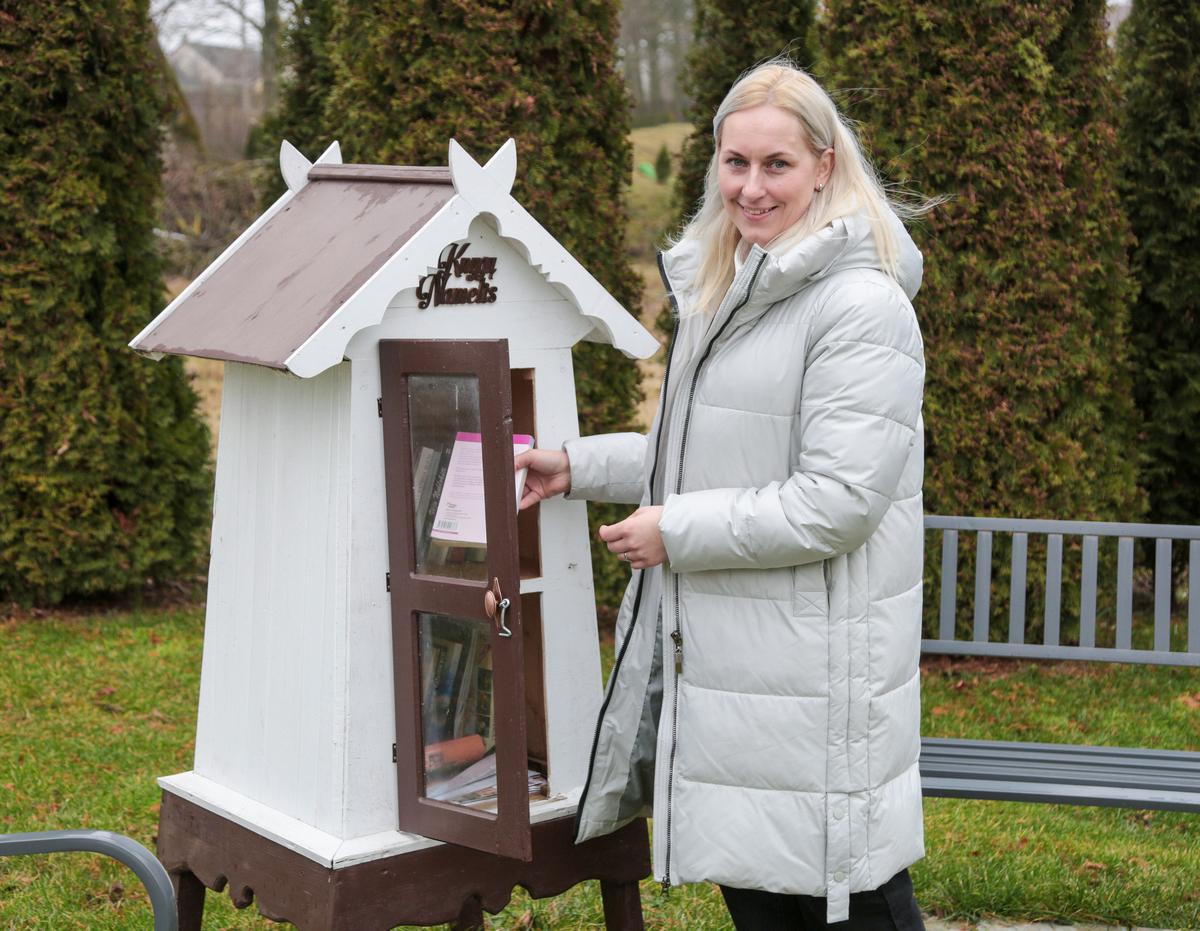 Vaida Tamulynaitė-Matusevičienė džiaugiasi, kad bendruomenės narys Klemensas Kvainauskas padovanojo lauko bibliotelėlę.
