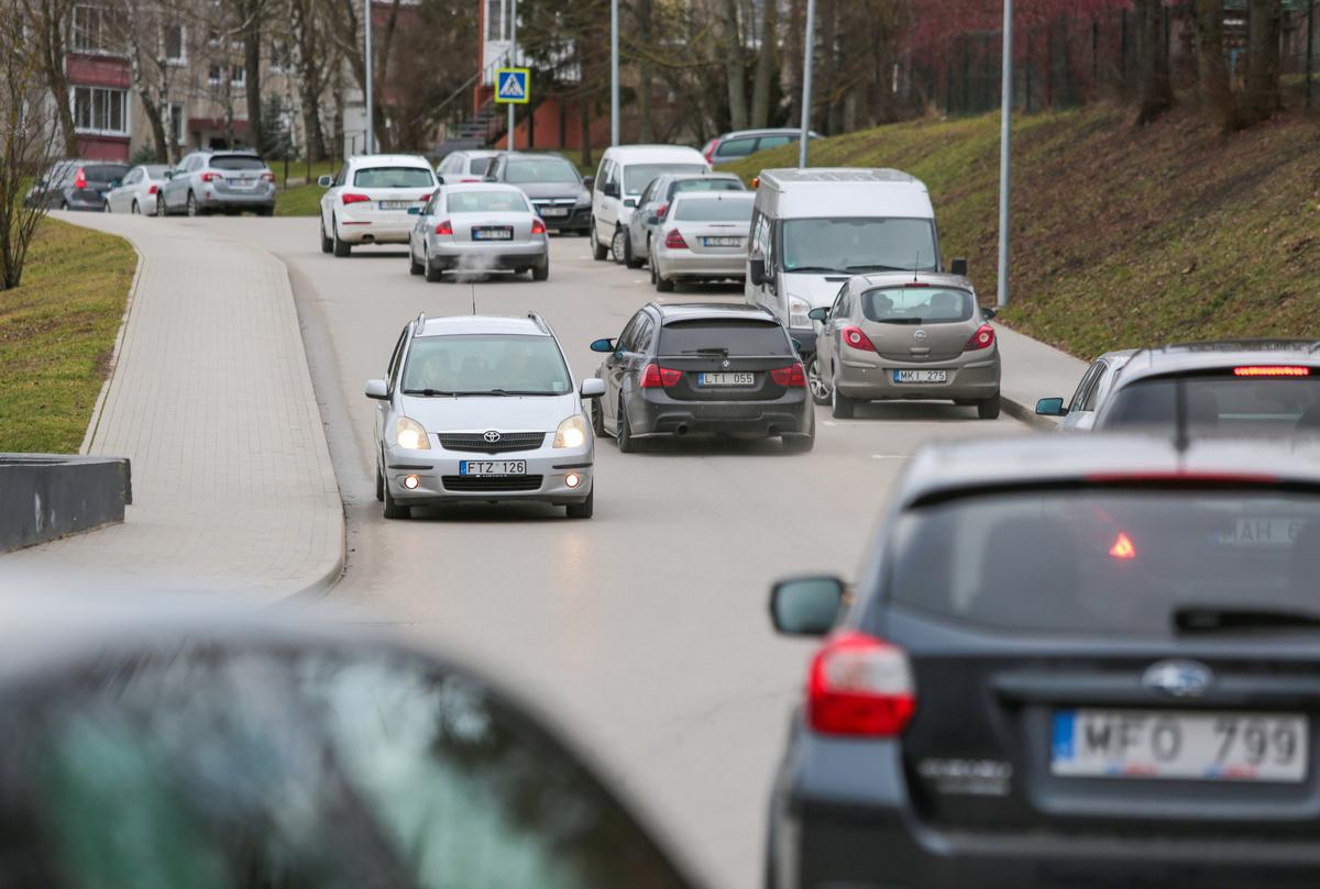 Uosupio gatvėje prasilenkti automobiliams būna sudėtinga.