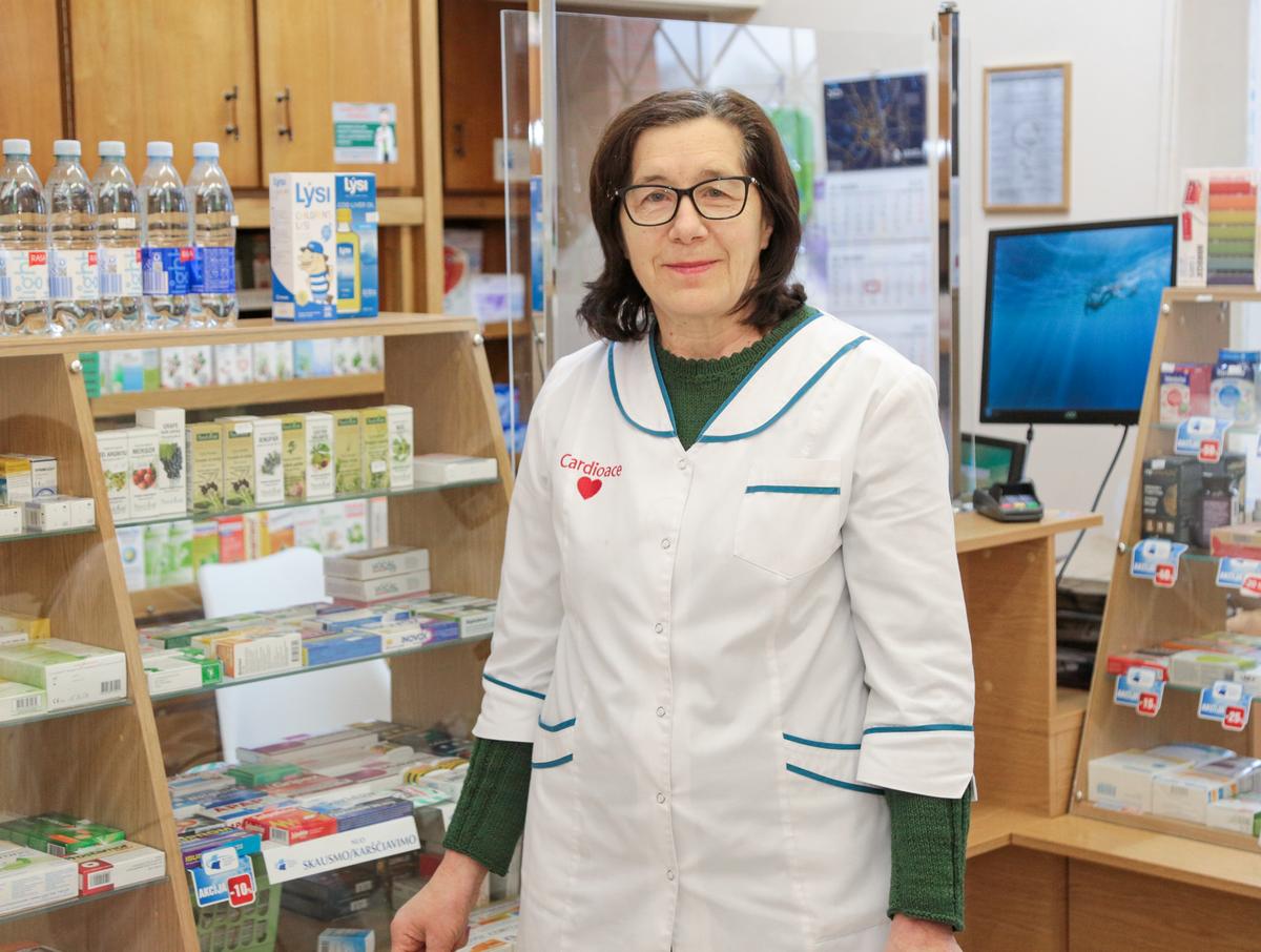 Liudvinavo vaistinėje dirbanti Elvyra Liepinienė pastebi, kad gyventojai vaistus renkasi vis atsakingiau.
