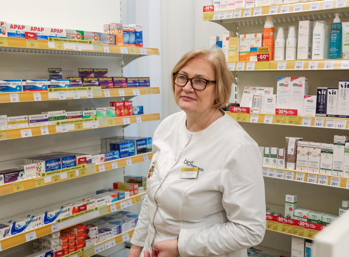 Marija Klevinskienė rodo visą lentyną vaistų, skirtų peršalimo ligoms gydyti.