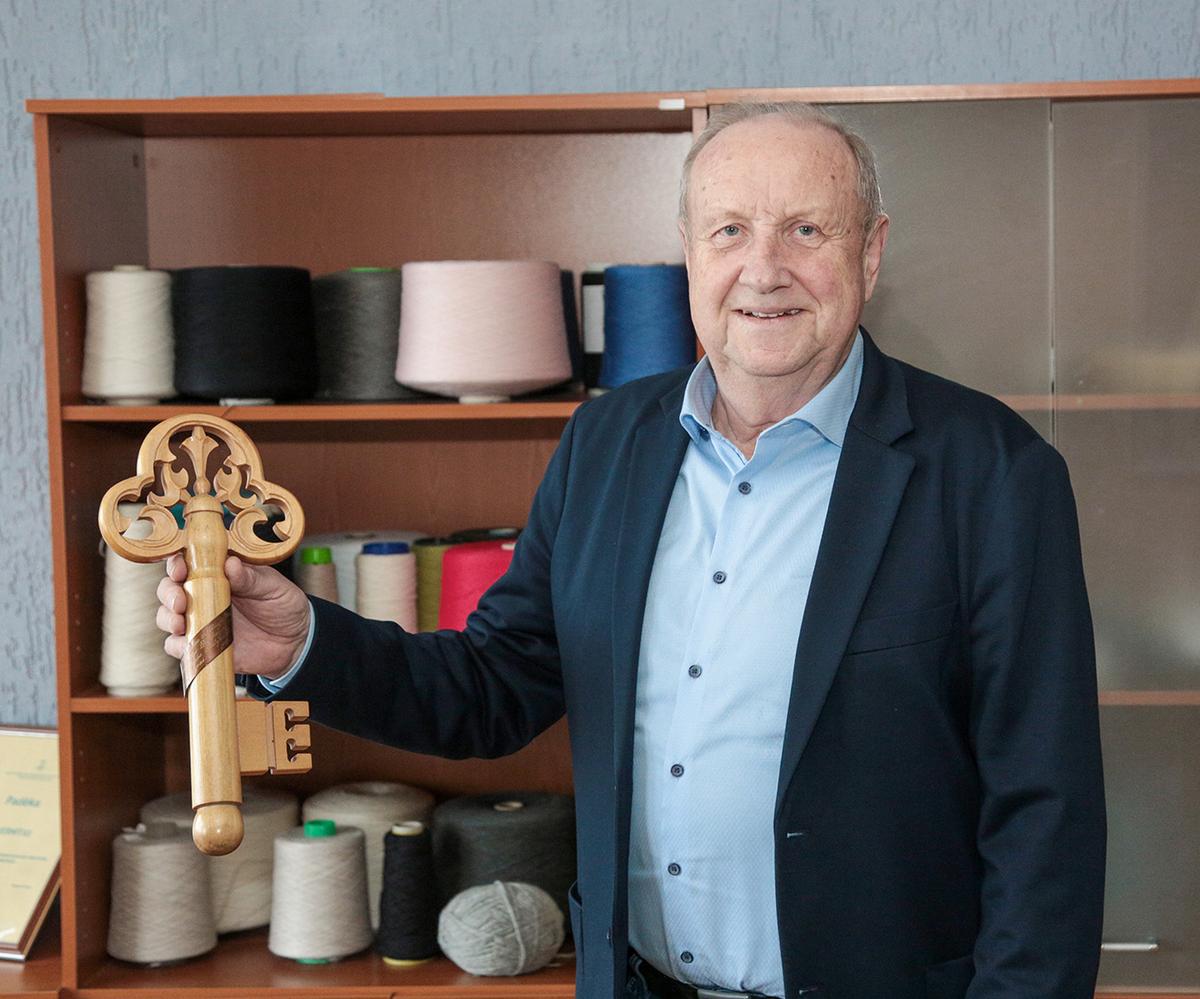 Komercijos direktoriaus Rimanto Grabausko rankose – statybininkų prieš 50 metų dovanotas raktas.