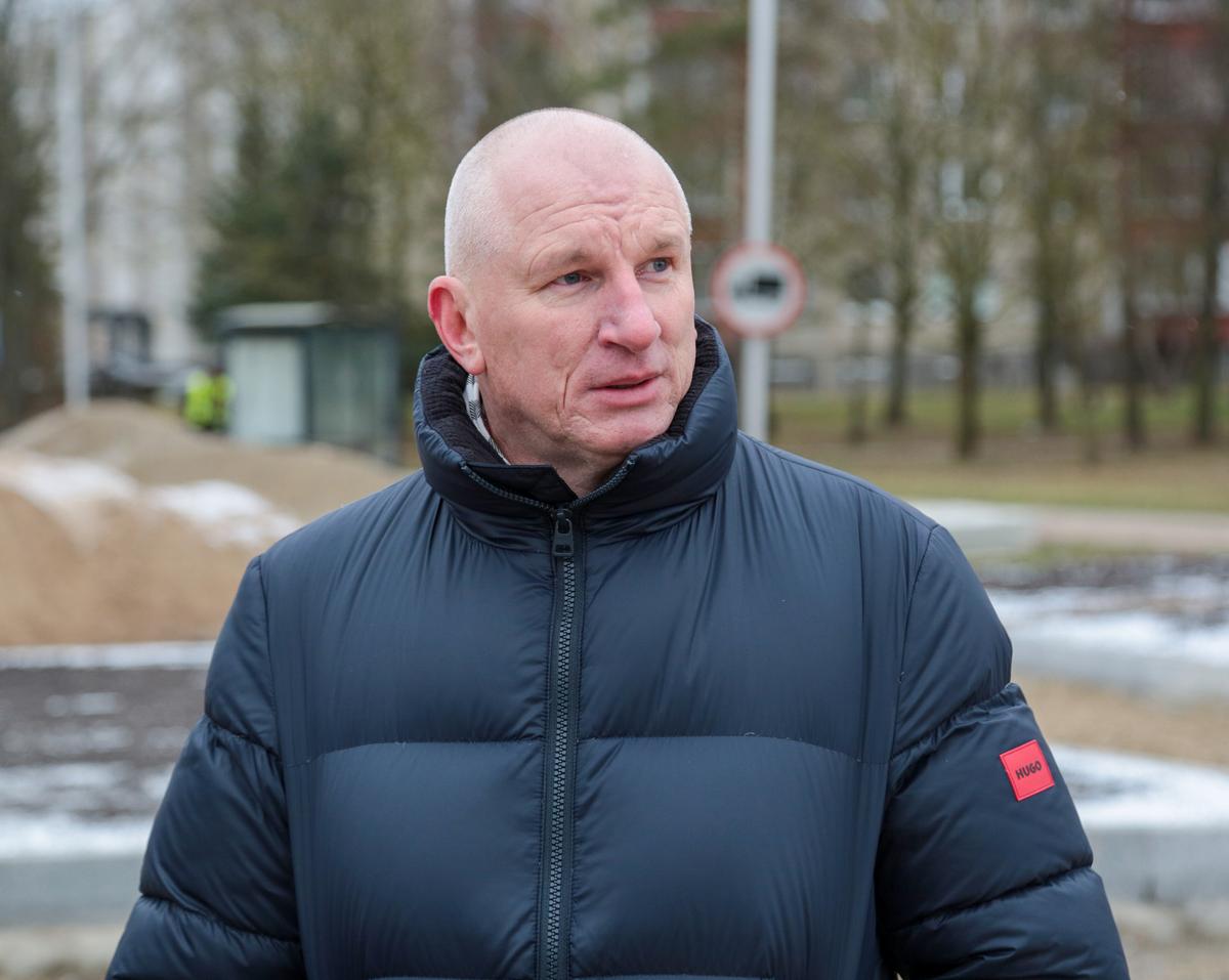 Pasak Algirdo Brazio, gatvių remontus sunkina ir ilgina ne tik netikėtumai, bet ir vis didėjantis popierizmas: protokolai, ataskaitos. Biurokratizmas atima daug brangaus laiko.