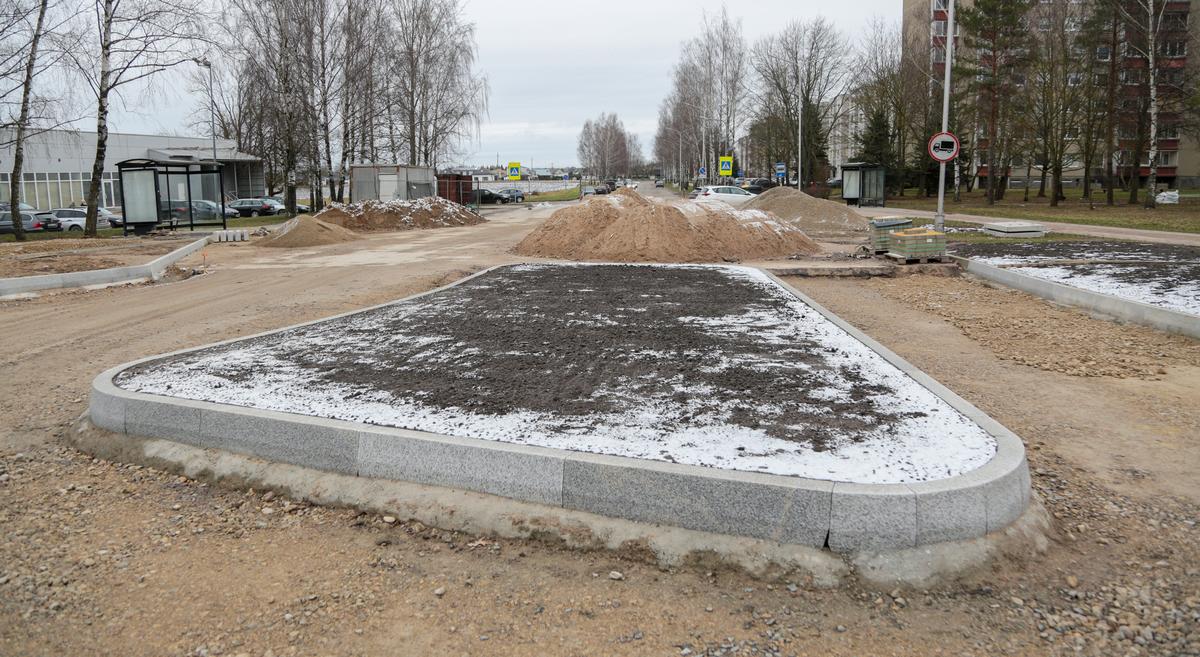 Šią žiedinės sankryžos dalį jau būtų galima asfaltuoti, jeigu ne dujotiekio darbai.