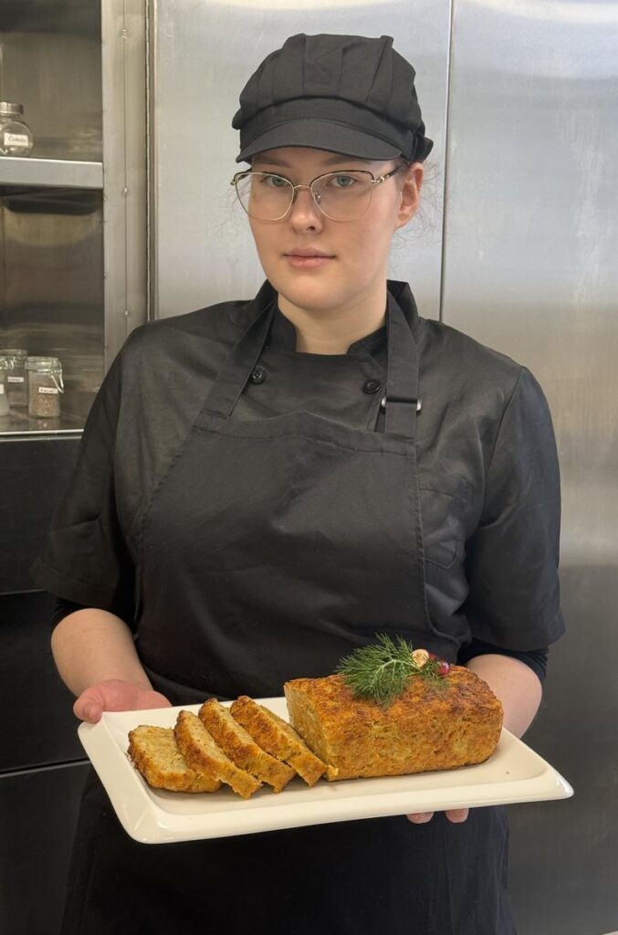 Šis paveikslėlis neturi alt atributo; jo failo pavadinimas yra Une-677x1024.jpg
Unė Liškauskaitė: „Patiekalo skonis nustebina – minkštas, sultingas ir labai gardus. Jei nežinosite, iš ko jis pagamintas, net neįtarsite, kad tai iš lašinių“.