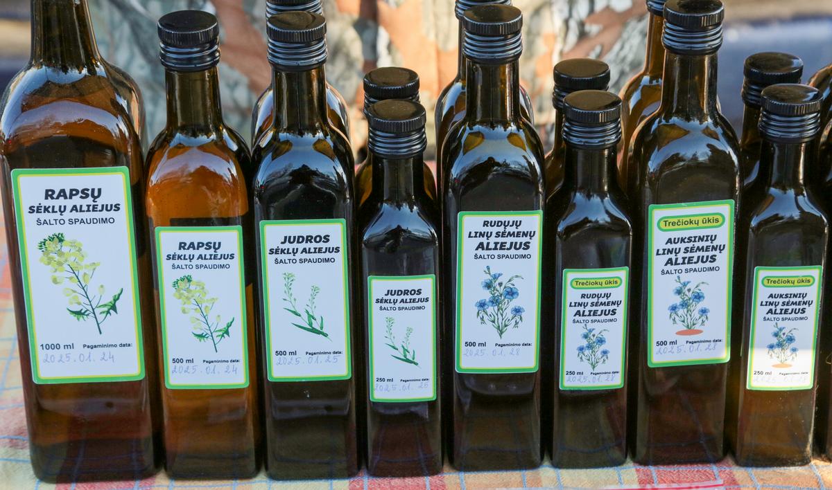 Aliejus pilstomas į specialią aliejui skirtą tarą, kurios stiklas nepraleidžia UV spindulių.