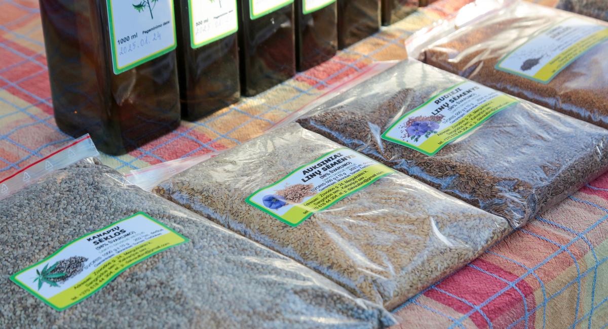 Dviejų rūšių linų sėmenys, kanapių, prieskoninės kalendros ir kitokios sėklos – tiems, kurie nori sveikai ir skaniai maitintis.