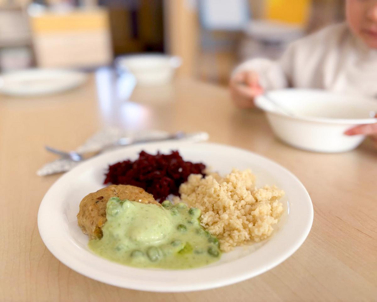 Jūros lydekos maltinukai su sūrio ir žirnelių padažu.