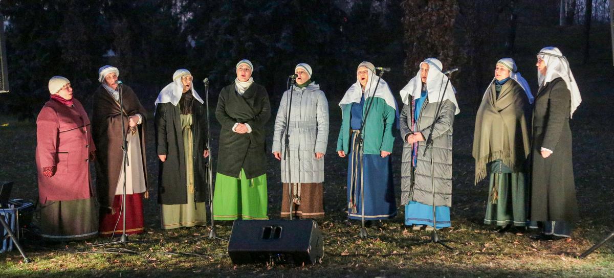 Su paukščių čiulbėjimu susiliejo ir skambūs „Žolynukų“ balsai.