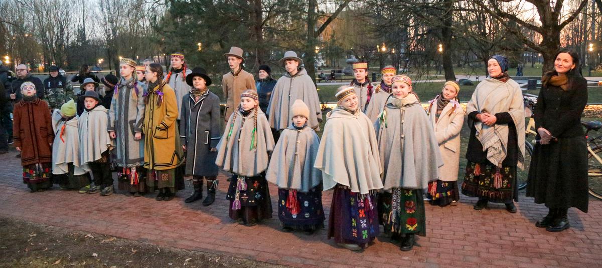 Su paukščių čiulbėjimu susiliejo ir skambūs „Žolynukų“ balsai.