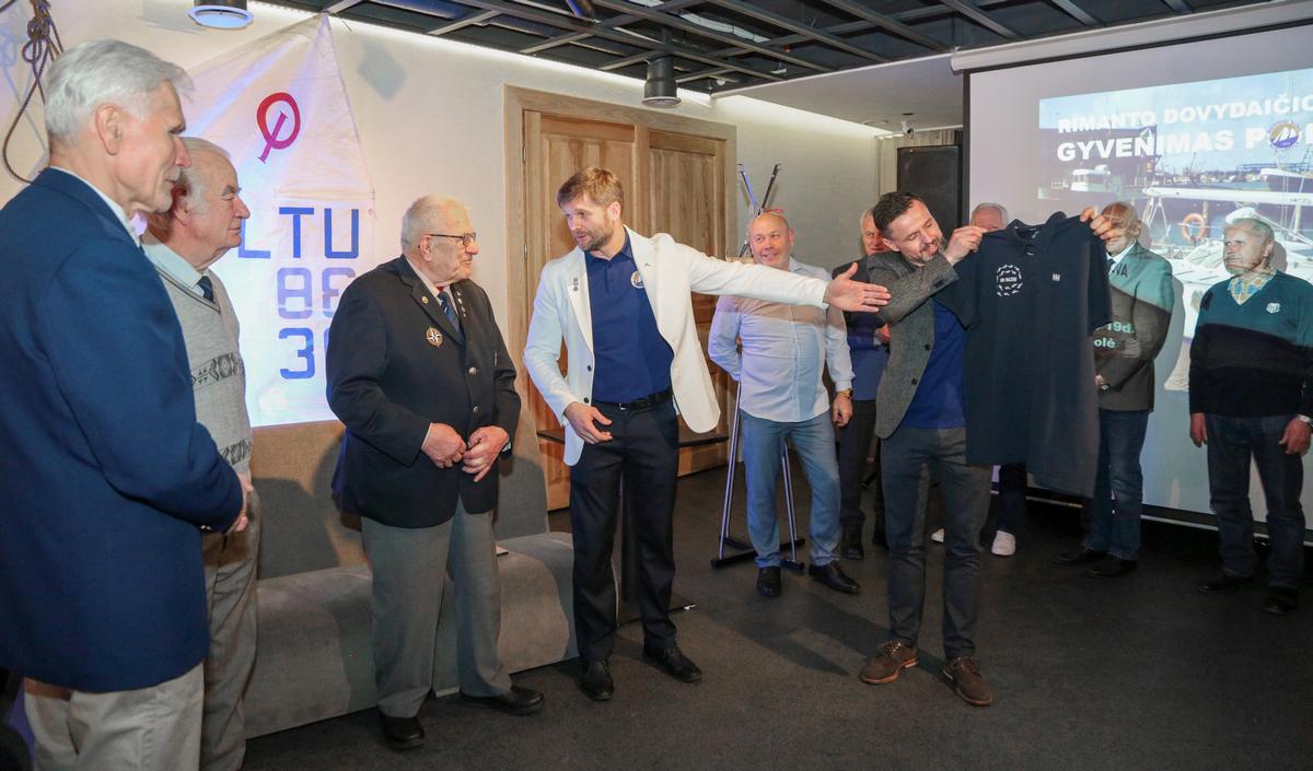 Marijampolės buriuotojų klubo nariai įteikė kapitonui keletą dovanų.