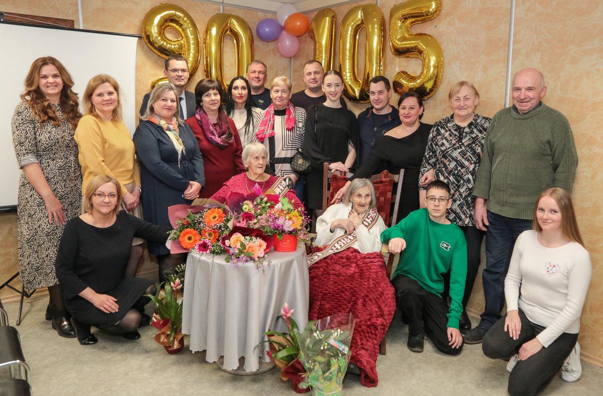 Pasveikinti su išskirtiniais gyvenimo metais Danutę Nikliauzienę ir Adelę Degutienę susirinko svečiai ir artimieji.