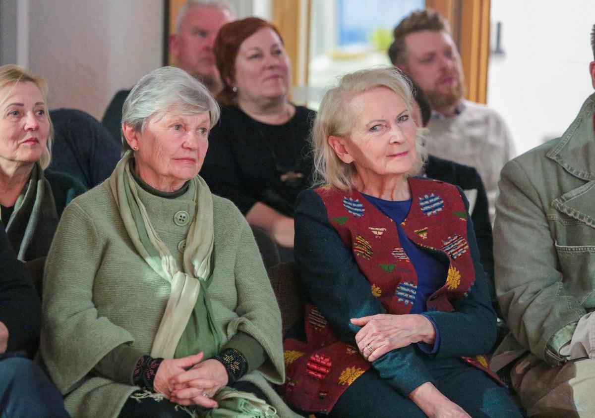 Režisieriaus darbą JAV bei Prancūzijoje prisiminė Elena Bradūnaitė-Aglinskienė bei  Karolina Masiulytė-Paliulienė.