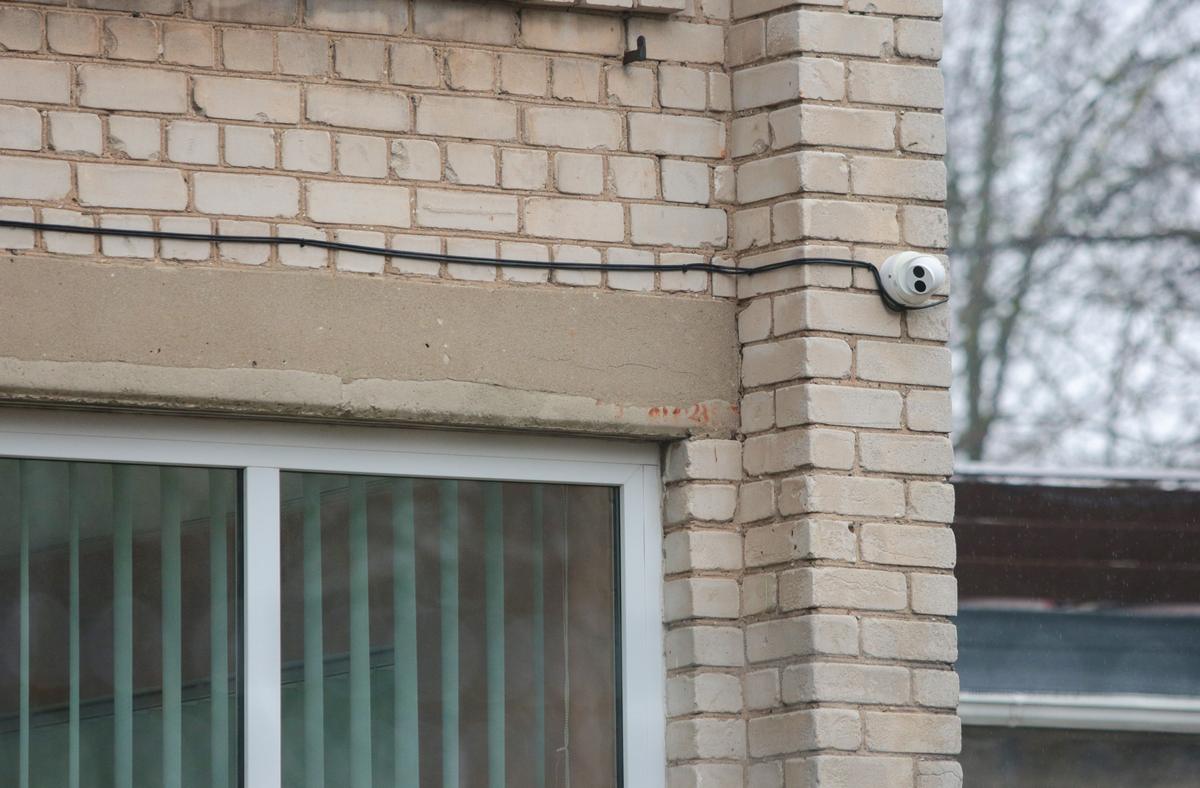 Administracijos direktorius Nerijus Mašalaitis sakė, kad „prie „Varpelio“ darželio esanti kamera yra veikianti, bet neturi įrašymo funkcijos“. Tačiau pokyčiai – jau netrukus.