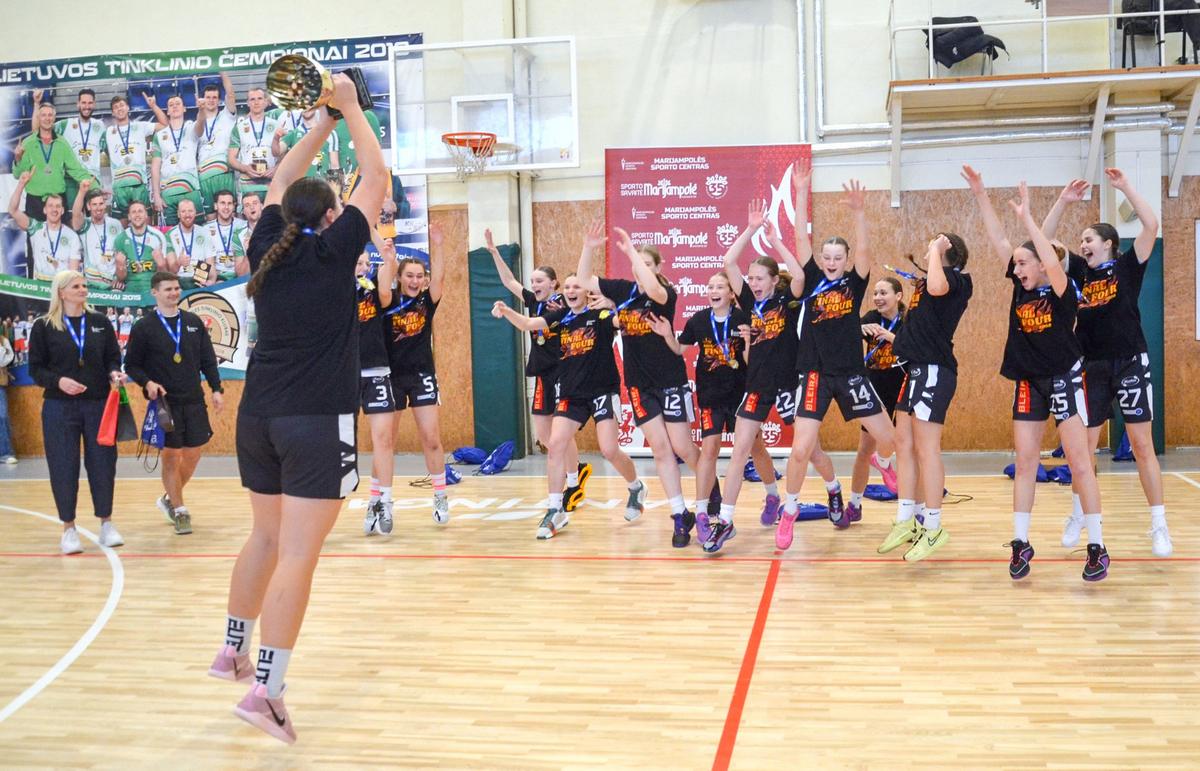 Marijampolės SC krepšininkės su nugalėtojų taure.