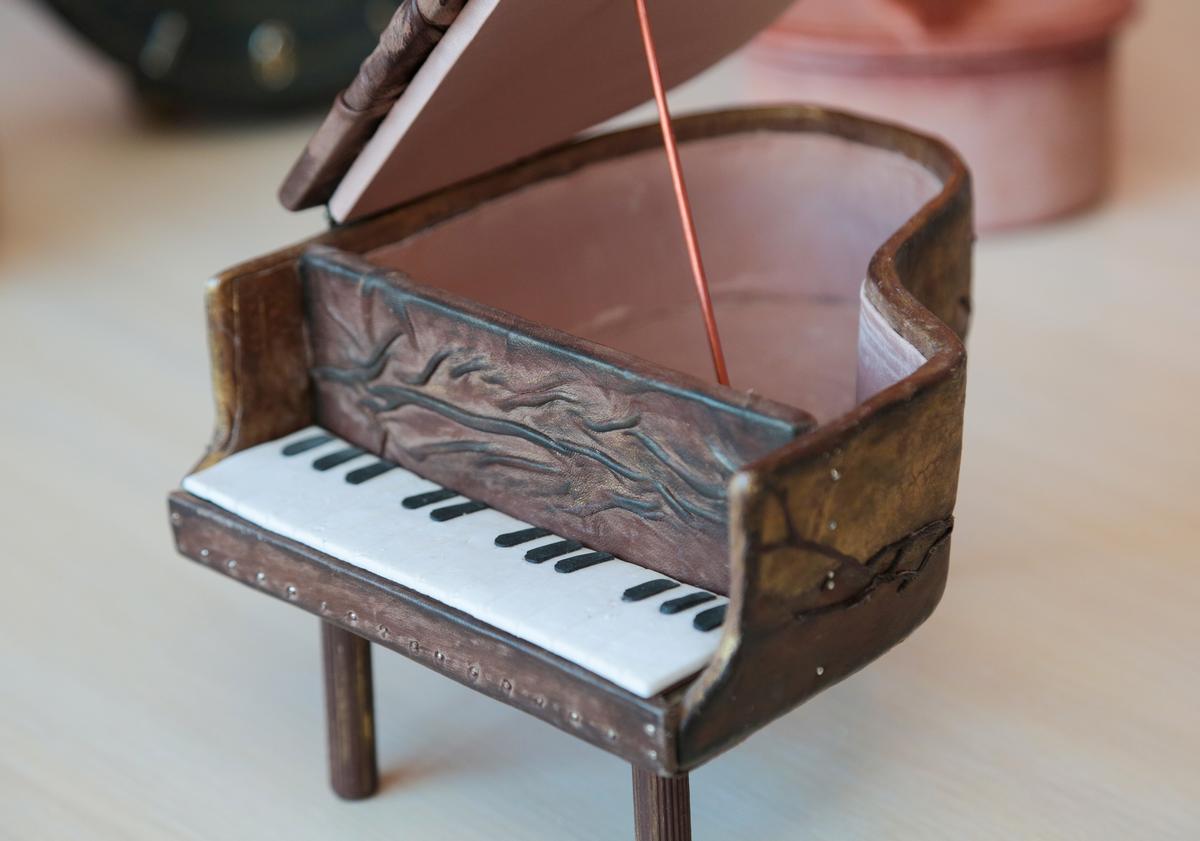 Fortepijonas atrodo labai tikroviškas, nors pati Karolina sako pastebinti netikslumų.
