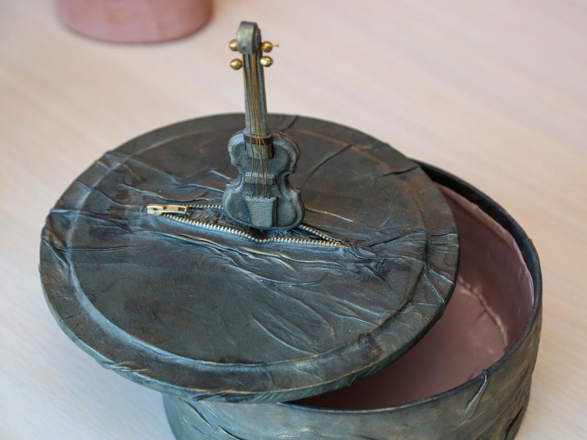 Preciziškai sukurtos detalės suteikia dėželėms išskirtinį grožį.