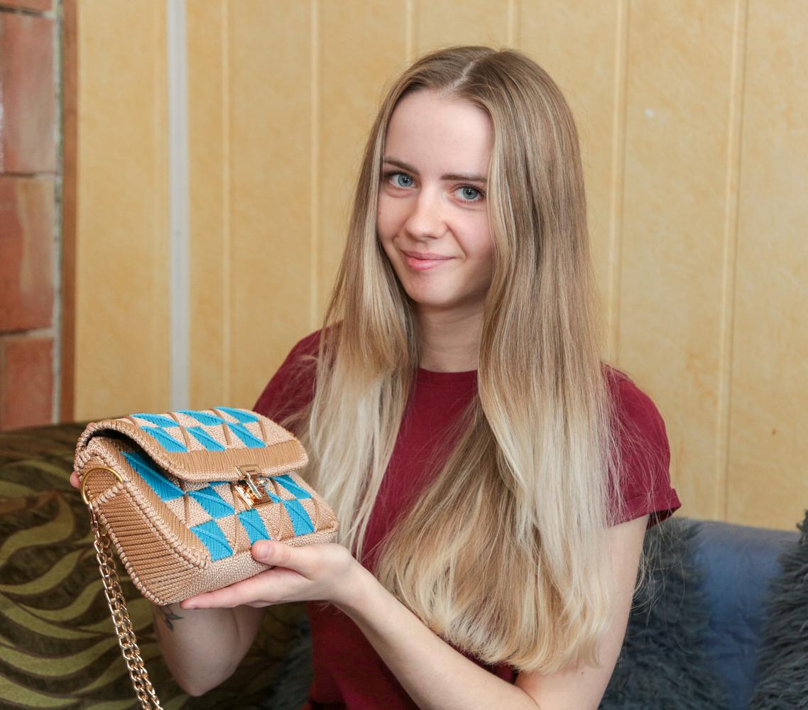 Vos prieš pusmetį pradėjusi gaminti rankines Dovilė Ališauskaitė perprato kūrybos subtilybes.