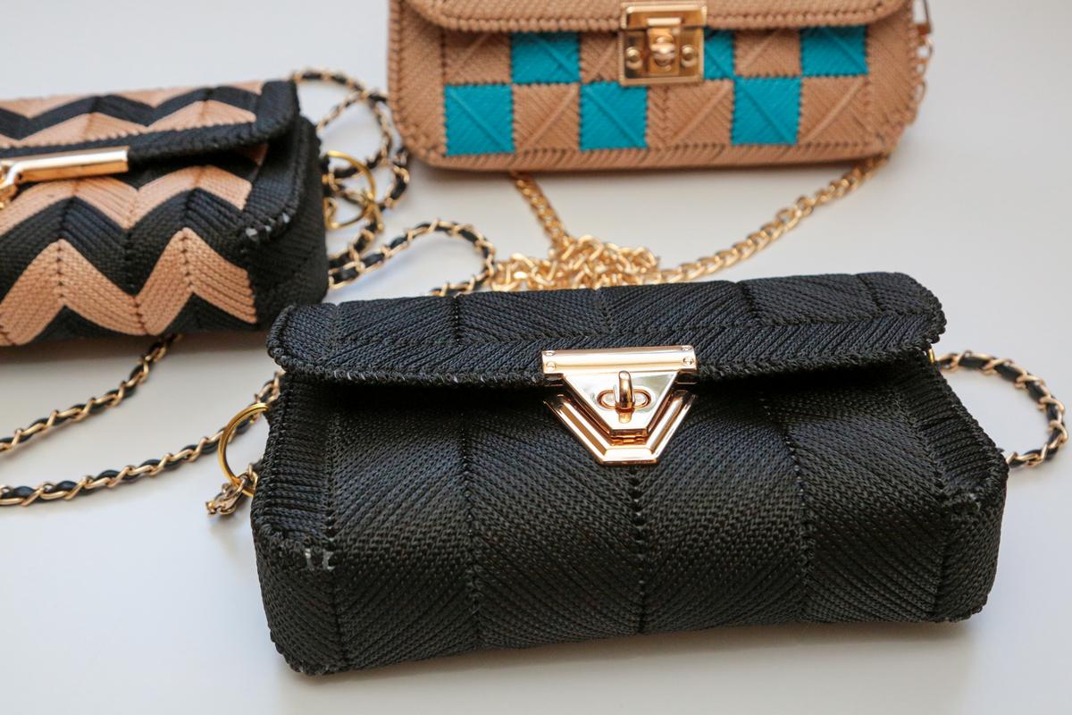 Juodos spalvos rankinės – moterų mėgstamiausios. 