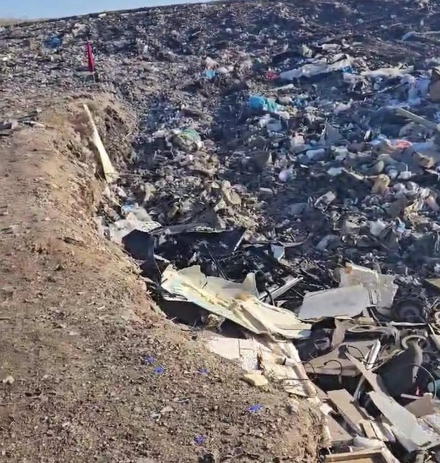 Prieš savaitę atvežtas išrūšiuotas plastiko atliekas Ramūnas Prūsaitis aptiko vienoje krūvoje su mišriomis.