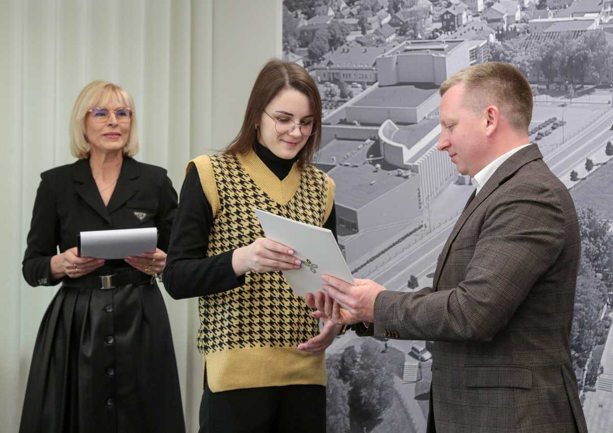 Meras Povilas Isoda vardine stipendija apdovanoja  Gretą Andriukevičiūtę. Šalia – Daiva Muckuvienė, Švietimo, kultūros ir sporto skyriaus vyriausioji specialistė.