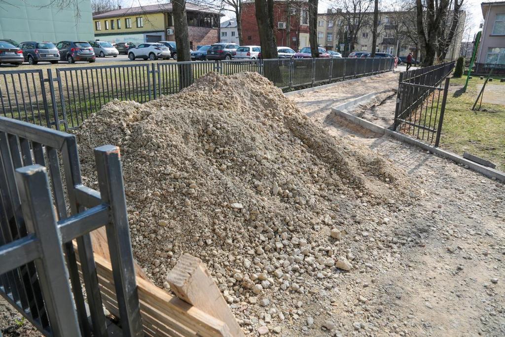 Laisvės gatvėje keičiama pėsčiųjų tako danga.