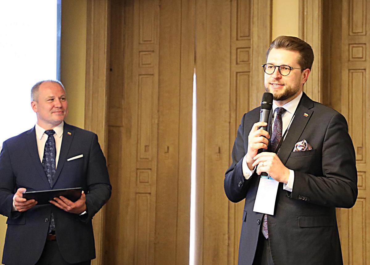 Renginio iniciatorius Giedrius Surplys kvietė ekonomikos ir inovacijų ministrą Luką Savicką diskutuoti betarpiškai ir neformaliai.