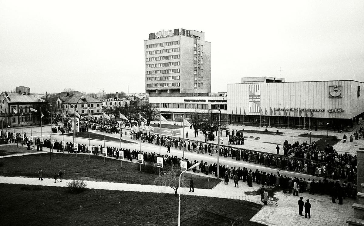 1975 m. pastatyta universalinė parduotuvė „Gulbė“. K. Požėlos (J. Basanavičiaus aikštė). Fotografas Romas Linionis. 1981 m. (iš Marijampolės Petro Kriaučiūno viešosios bibliotekos archyvo).