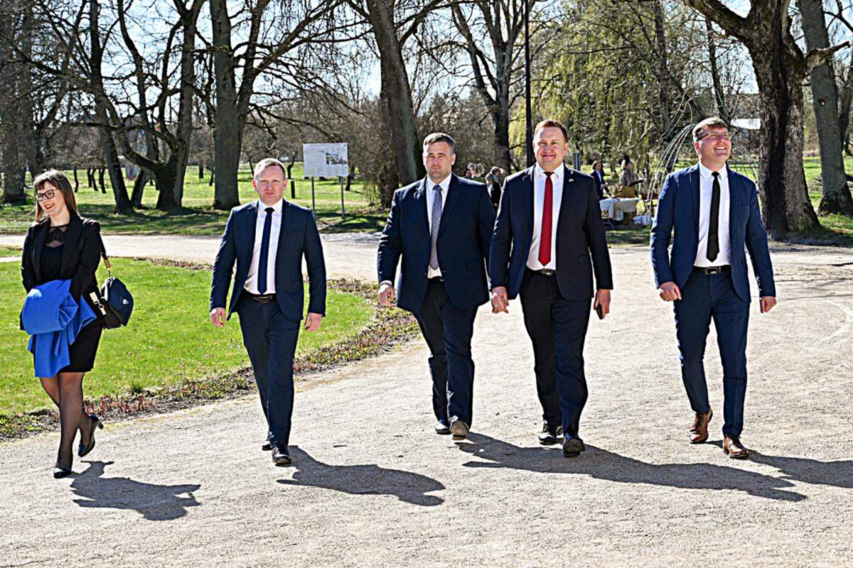 Seimo narys Karolis Podolskis (antras iš dešinės) į Gelgaudiškį atvyko su Marijampolės savivaldybės delegacija (Marijampolės kultūros centro direktorė Aistė Bakaitė-Stanaitienė, meras Povilas Isoda, Administracijos direktorius Nerijus Mašalaitis, vicemeras Artūras Visockis).