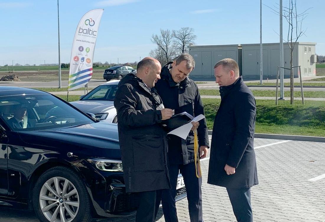 Premjeras Gintautas Paluckas, pirmadienį viešėdamas Marijampolėje, lankėsi ir LEZ bendrovėje – susitiko su jos generaliniu direktoriumi Simonu Petruliu (kairėje). Dešinėje – Marijampolės savivaldybės meras Povilas Isoda.